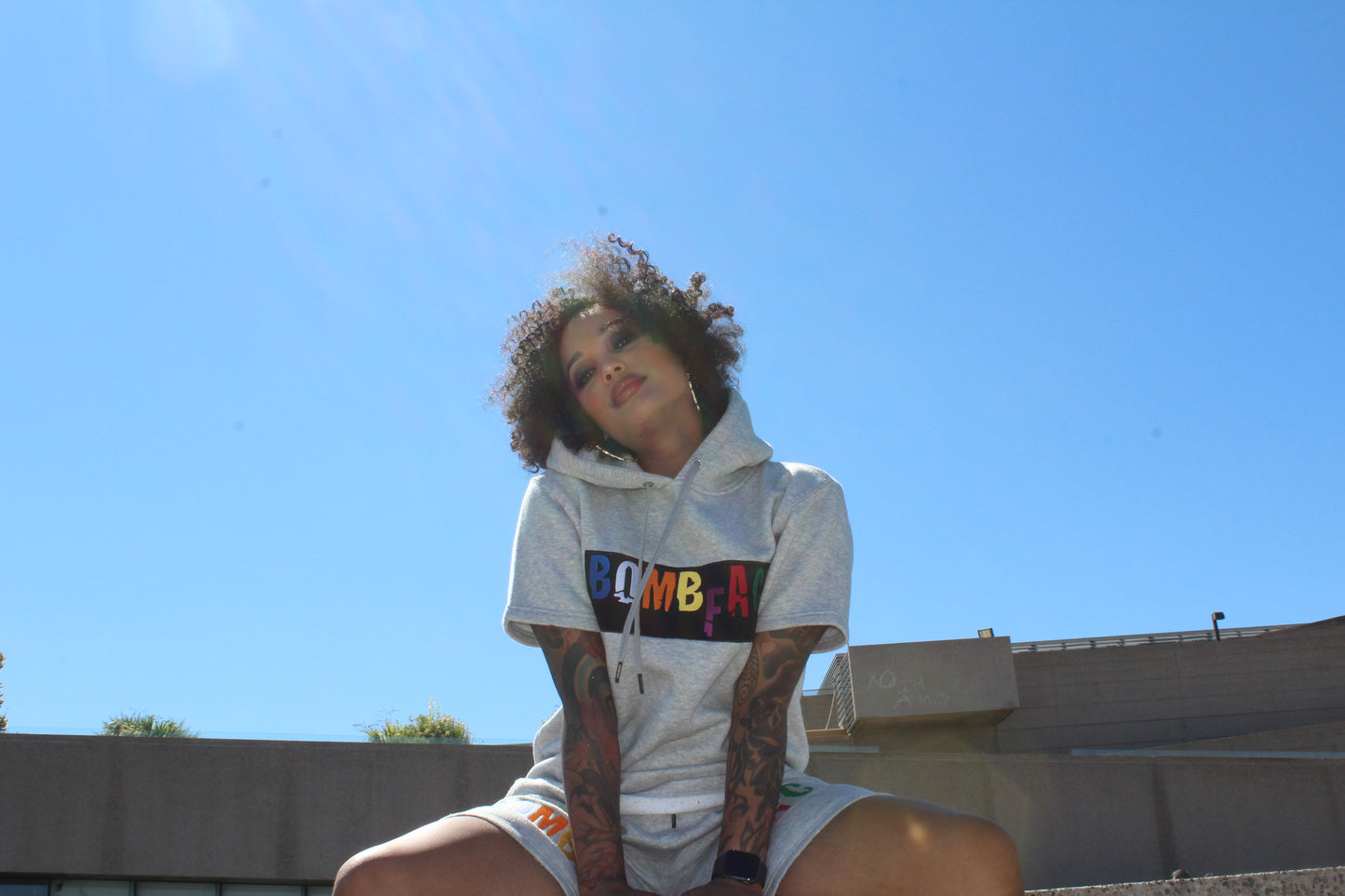 BombFace Nameplate Sudadera con capucha de manga corta Negro