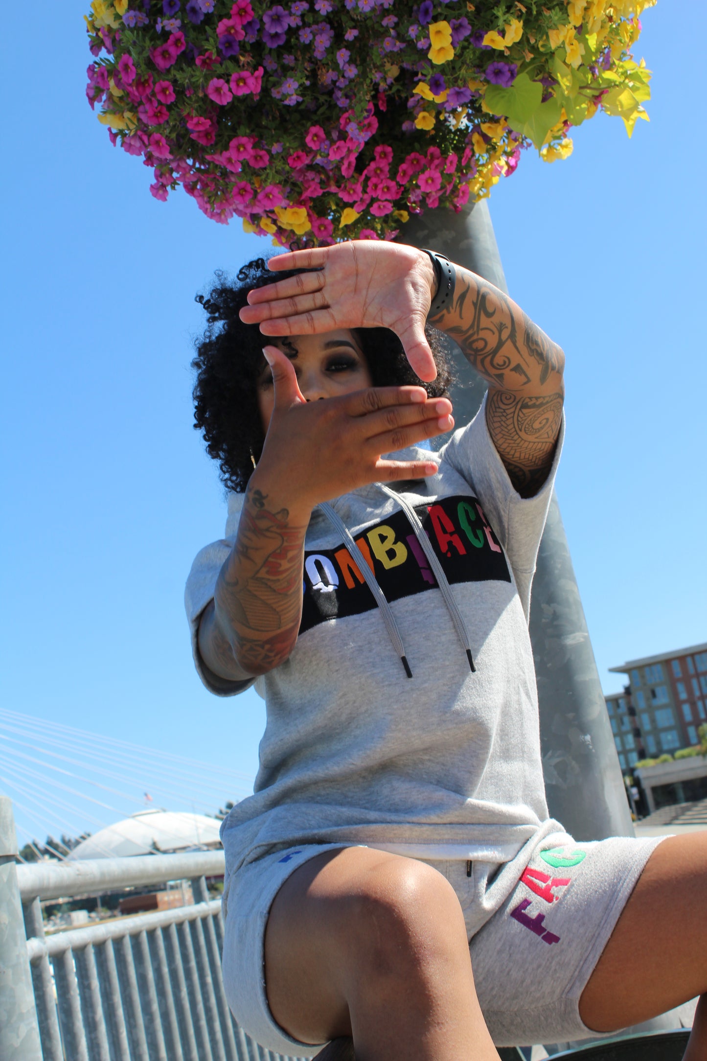 BombFace Nameplate Sudadera con capucha de manga corta Negro