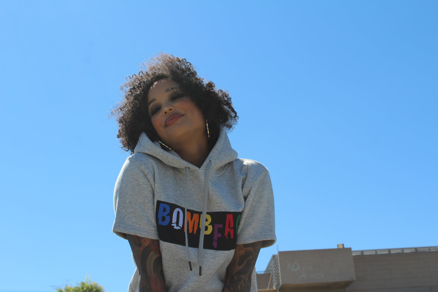 BombFace Nameplate Sudadera con capucha de manga corta Negro