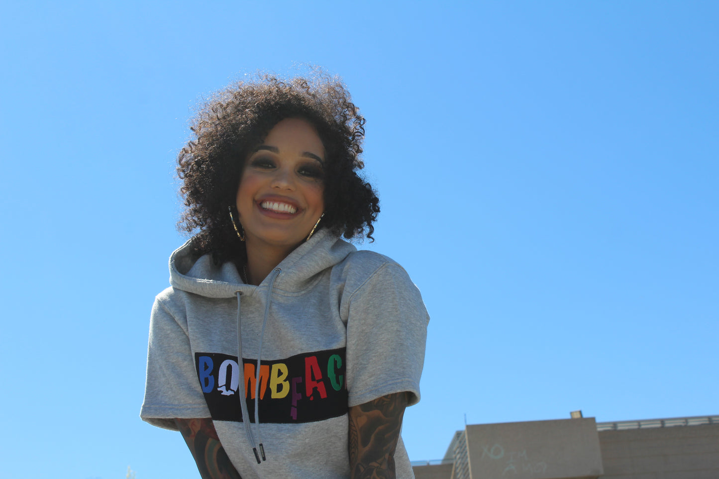 BombFace Nameplate Sudadera con capucha de manga corta Negro