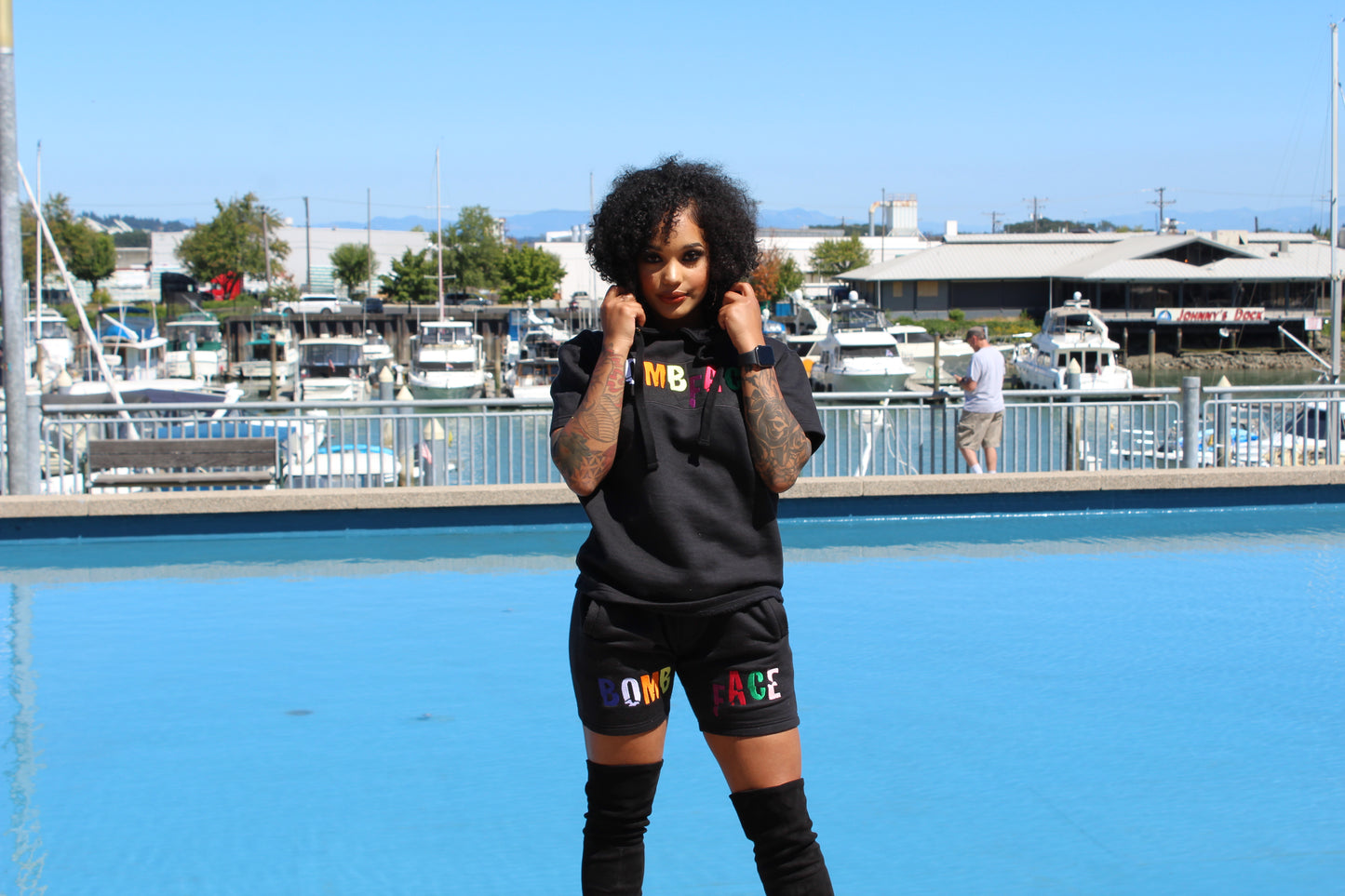 BombFace Nameplate Sudadera con capucha de manga corta Negro