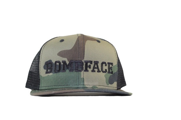 Gorra de camionero BombFace con placa de identificación New Era