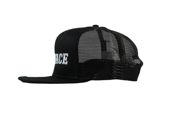 Gorra de camionero BombFace con placa de identificación New Era